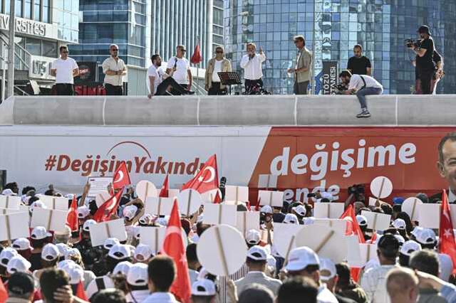 Tanju Özcan, CHP Genel Merkezi önünde Kılıçdaroğlu'nu hedef aldı: Yeter artık, kurultayda aday olmayacağını açıkla
