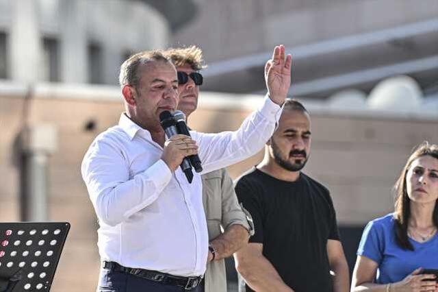 Tanju Özcan, CHP Genel Merkezi önüne koltuk fırlatarak Kılıçdardaroğlu'na seslendi: Al bu koltuğu evinde otur, torunlarını sev