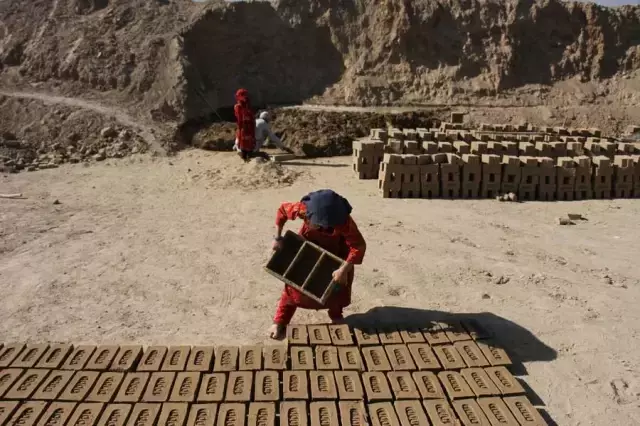 Afganistan'da Tuğla Ocaklarındaki Çocuk İşçi Sayısı Gün Geçtikçe Artıyor