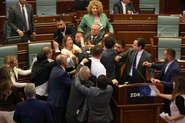 Kosova Parlamentosu'nda yumruklu kavga: Başbakana su fırlattılar