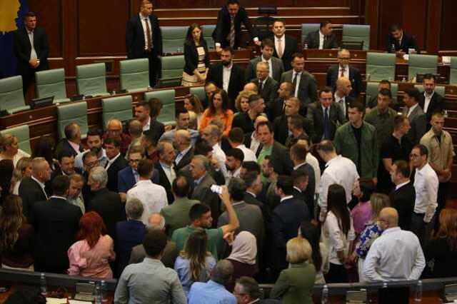 Kosova Parlamentosu'nda yumruklu kavga: Başbakana su fırlattılar
