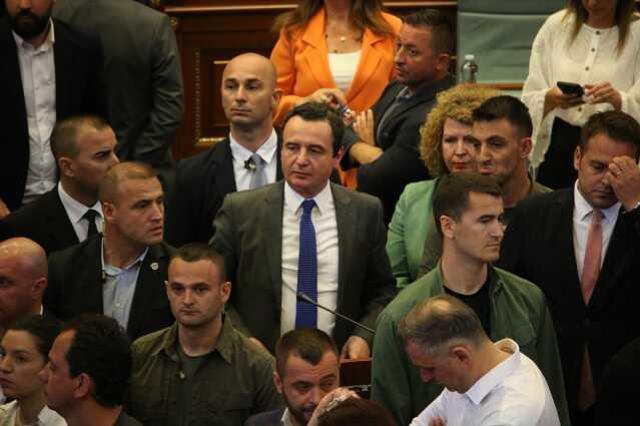 Kosova Parlamentosu'nda yumruklu kavga: Başbakana su fırlattılar