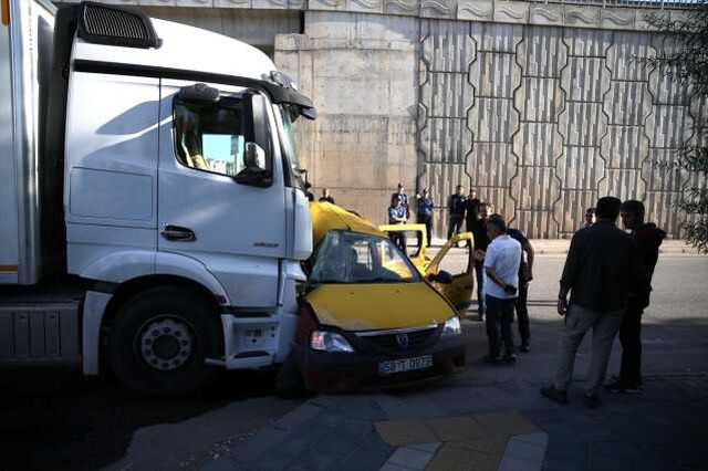 Kamyon çarptığı ticari taksiyi sürükledi: 4 ölü