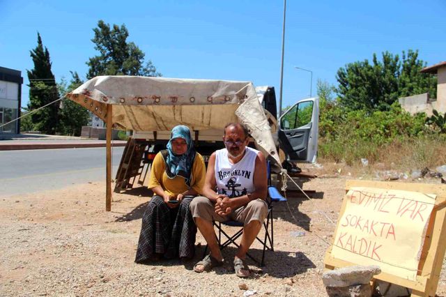 Bu da ev sahibi çilesi! kiracıyı tahliye edemeyince sokakta kaldılar
