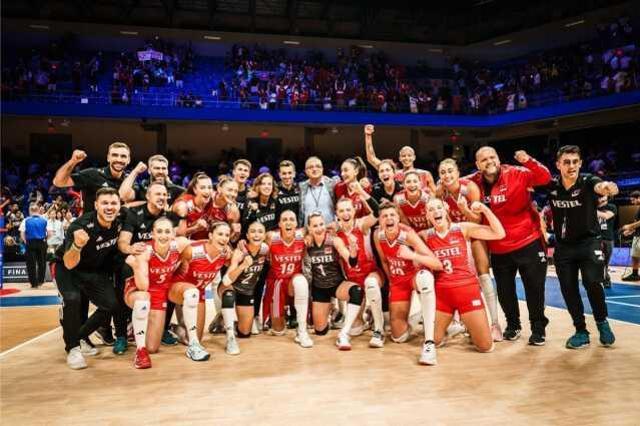 FIVB Milletler Ligi Finali'nde A Milli Kadın Voleybol Takımı, Çin'i 3-1 mağlup ederek şampiyon oldu