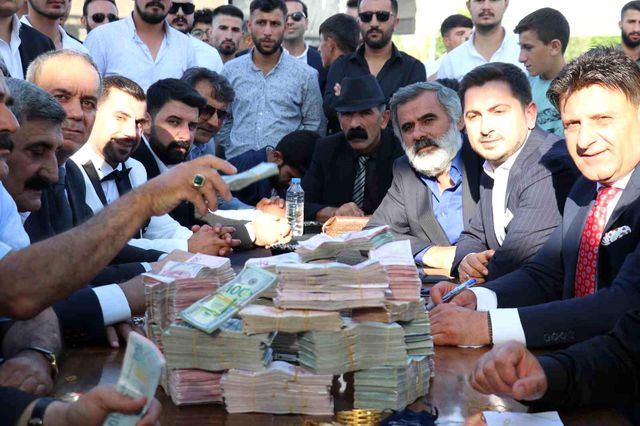 Van'da Gevdan Aşireti Düğününde 6 Milyon TL Değerinde Takı Takıldı
