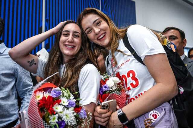 Yurda döndüler! Tarih yazan A Milli Kadın Voleybol Takımı'na çoşkulu karşılama