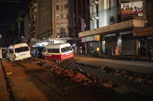 Güney Afrika'da şiddetli patlama! Yol yarıldı, ölü ve yaralılar var