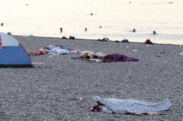 Sıcaklıkların rekor kırdığı Antalya'da vatandaşlar Konyaaltı Sahili'nde sabahladı