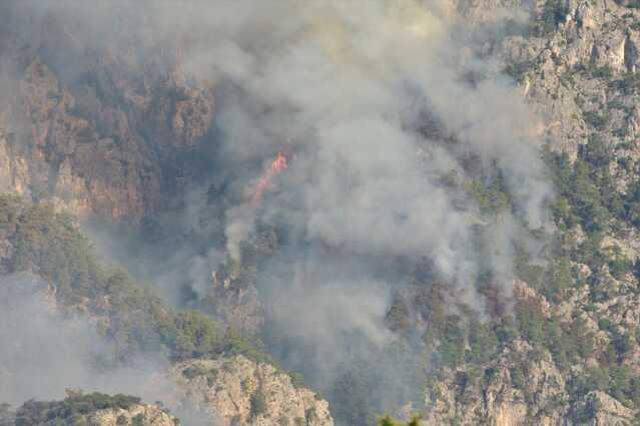 Kemer'deki Orman Yangınından Kaynaklanan Dumanlar Konyaaltı'ndan Görülebiliyor