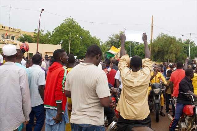 Nijer'de demokratik yollarla başa gelen cumhurbaşkanı devrildi