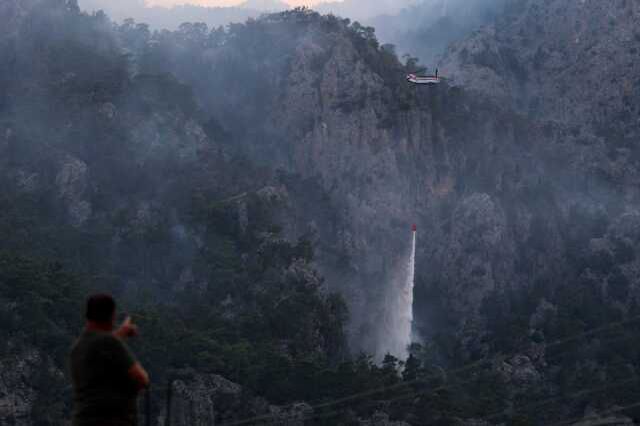 Antalya'da çıkan orman yangınına havadan ve karadan müdahale devam ediyor