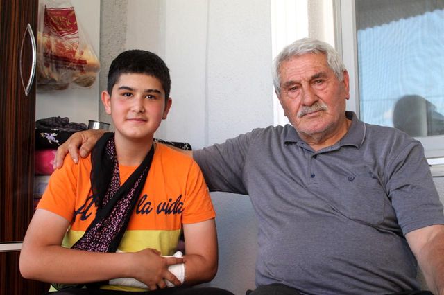 Bayburt'ta köpeklerin saldırısından kaçan çocuğa araba çarptı
