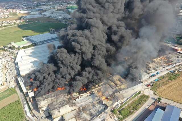 Son Dakika: Bursa'nın İnegöl ilçesinde fabrika yangını! Alevler çevredeki 3 fabrikaya daha sıçradı, dumandan etkilenenler var