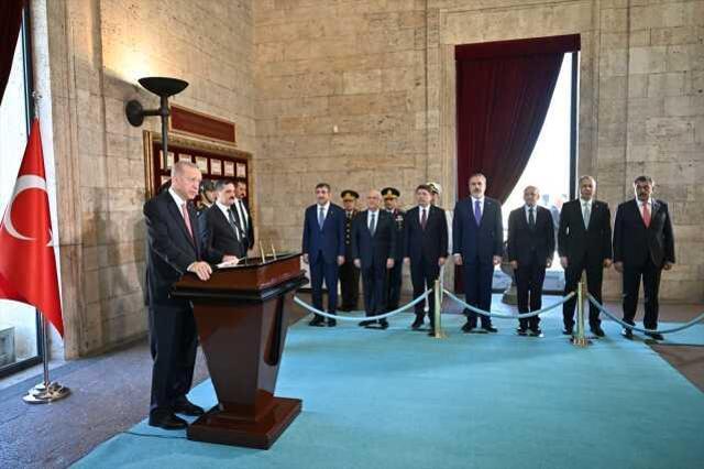 YAŞ toplantısı öncesi Anıtkabir ziyareti! Cumhurbaşkanı Erdoğan alınacak kararın önemini deftere de not düştü