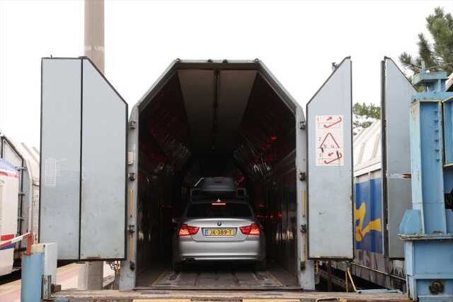 Gurbetçiler Arabalı Trenle Dönüş Yolculuğunun Keyfini Çıkarıyor