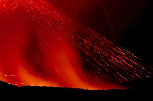 İtalya'nın Sicilya Adası'ndaki Etna Yanardağı Faaliyete Geçti