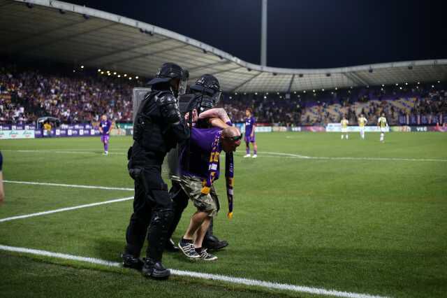 Fenerbahçe-Maribor maçında kavga çıktı, sarı lacivertli taraftarlar stadyumdan çıkarıldı