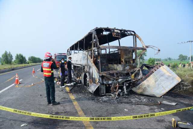 Pakistan'da kaza yapan otobüs yandı: 20 ölü, 15 yaralı
