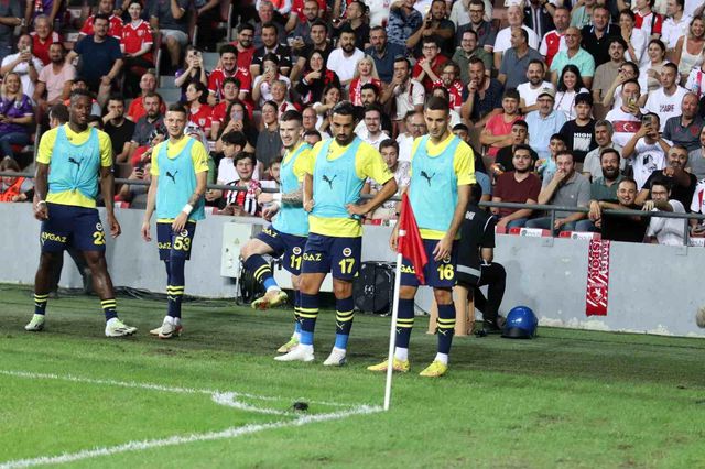 Samsunspor-Fenerbahçe Maçında Sahaya Giren Fare İlginç Görüntüler Oluşturdu