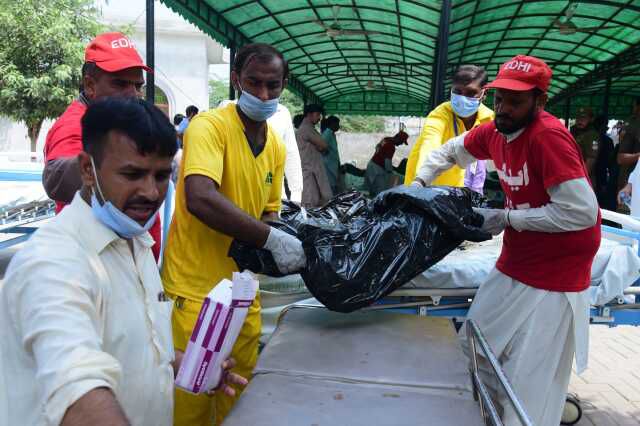 Pakistan'da kaza yapan otobüs yandı: 20 ölü, 15 yaralı