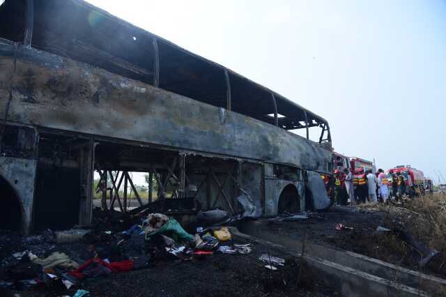 Pakistan'da kaza yapan otobüs yandı: 20 ölü, 15 yaralı