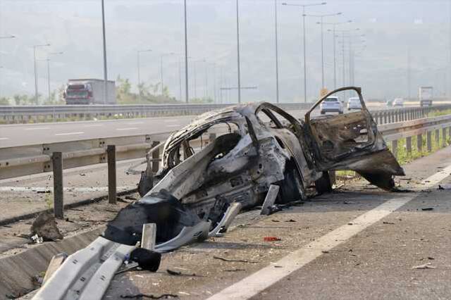 Ön camdan giren bariyerde 10 metre sürüklenen otomobil 2 kişiye mezar oldu