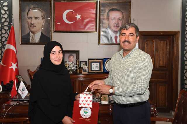 Başkan Asya, YKS'de Dereceye Giren Öğrencileri Ödüllendirdi