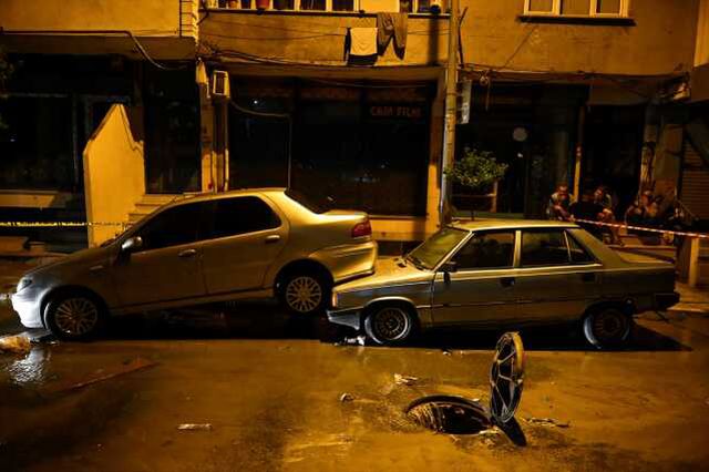 Küçükçekmece'de bir kadın sel sularına kapılmaktan son anda kurtarıldı