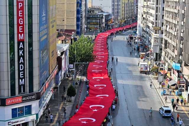 İzmir'de coşkulu kutlama! Türk ordusunun 101 yıl önce şehre girerken kullandığı güzergahta dev Türk bayrağı taşıdılar