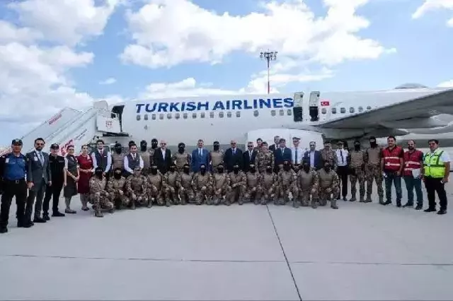 Uçağı kaçırmak isteyen üç eylemciyi özel harekatçılar yakaladı