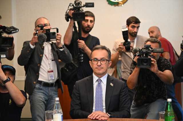 Azerbaycanlı yetkililer ile Karabağ'daki Ermeni nüfusun temsilcileri arasındaki ateşkes görüşmesi başladı