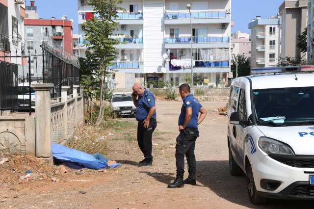 Antalya'da Bir Sitenin Duvarının Dibinde İkinci Kez Erkek Cesedi Bulundu