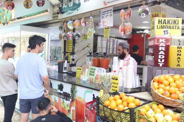 İzmir'de şerbete düşen arıyı kurtarmak isteyen esnaf ölümden döndü