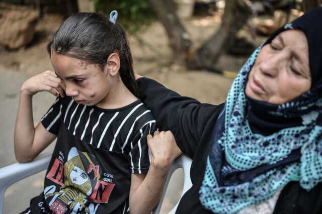 İsrail'in Gazze saldırılarında ailesini kaybeden küçük kızın gözyaşı dinmiyor