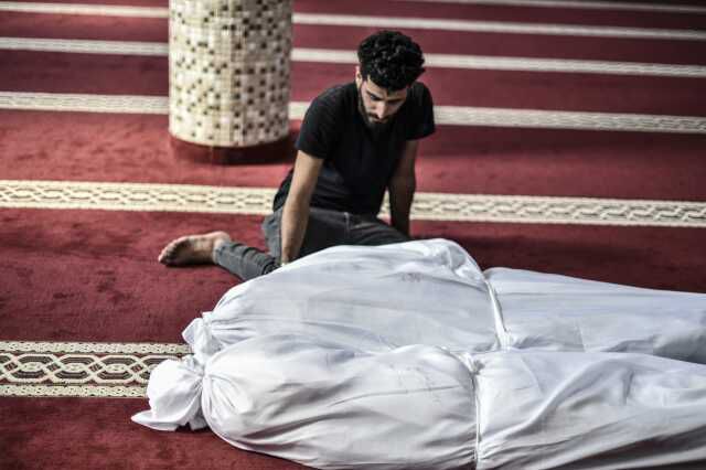 İsrail'in Gazze saldırılarında ailesini kaybeden küçük kızın gözyaşı dinmiyor