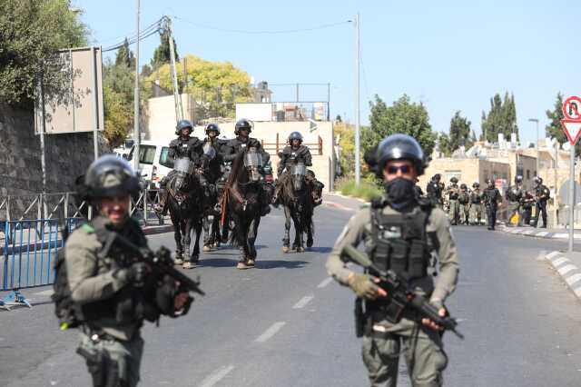 İsrail polisi, Mescid-i Aksa'da cuma namazı kılmak isteyen Müslümanların üzerine gaz bombası attı