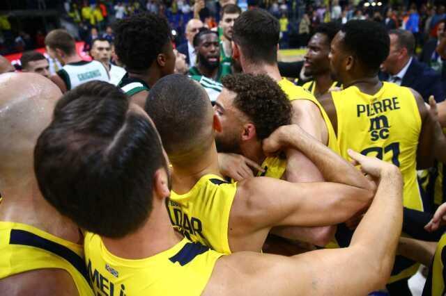 Ortalık bir anda karıştı! Fenerbahçe-Panathinaikos maçında kavga çıktı