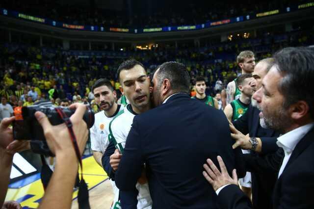 Ortalık bir anda karıştı! Fenerbahçe-Panathinaikos maçında kavga çıktı