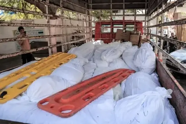 Gazze'de hayatını kaybedenler toplu mezarlara gömülüyor