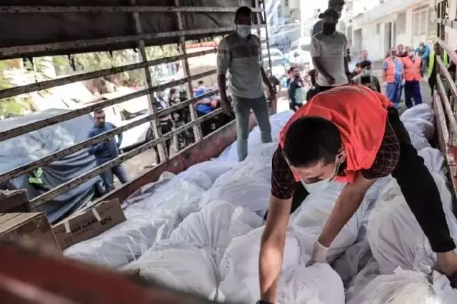 Gazze'de hayatını kaybedenler toplu mezarlara gömülüyor