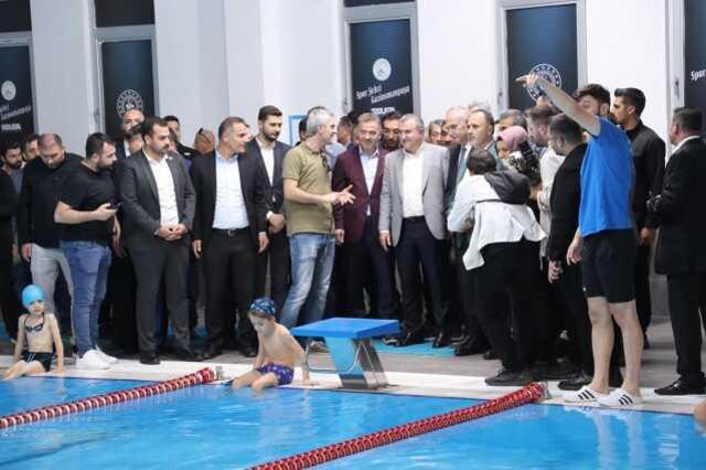Gaziosmanpaşa'da Küçükköy Yüzme Havuzu ve Fitness Merkezi hizmete girdi