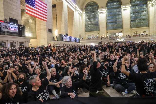 Barış yanlısı Yahudi gruplar, New York metrosunda toplandı! Çok sayıda kişi tutuklandı
