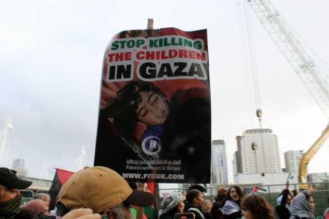 Londra'da on binlerce kişi Filistin'e destek için sokaklara indi