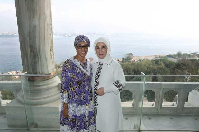 Emine Erdoğan İstanbul'a gelen devlet başkanlarının eşleriyle Topkapı Sarayı'nı ziyaret etti