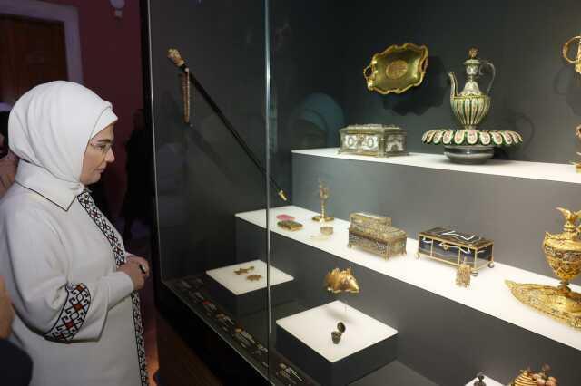 Emine Erdoğan İstanbul'a gelen devlet başkanlarının eşleriyle Topkapı Sarayı'nı ziyaret etti