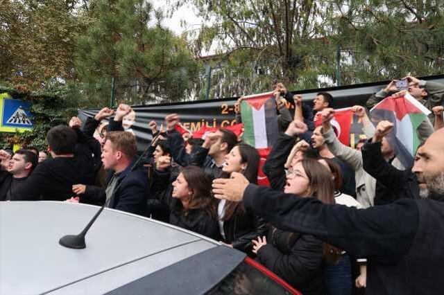 Dışişleri Bakanlığı önünde Filistin bayrağı açarak slogan atan kadın gözaltına alındı