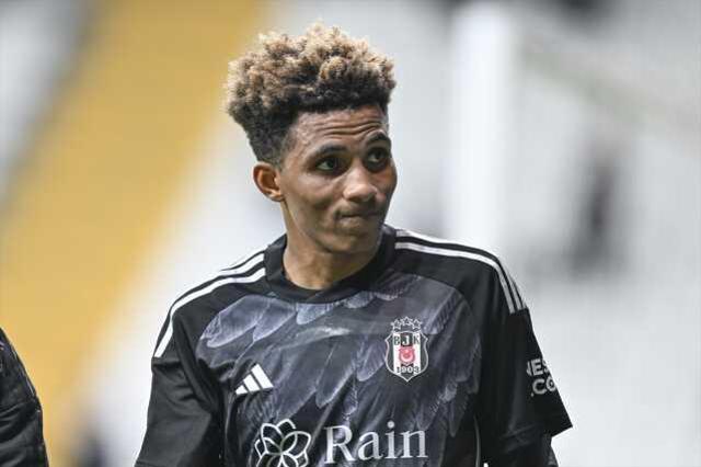 Burak Yılmaz'ı hedef alan Beşiktaş tribünleri tek bir hocanın adını haykırdı