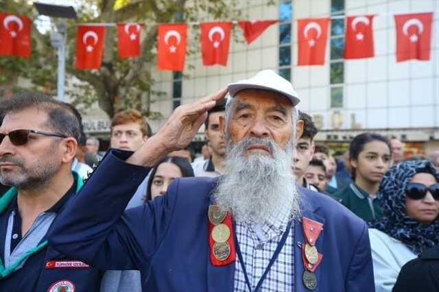 Saat 9'u 5 geçe hayat durdu! Tüm Türkiye, Ulu Önder Mustafa Kemal Atatürk için saygı duruşunda bulundu