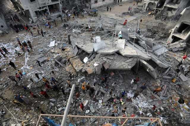 İsrail askerleri Gazze'de harabeye çevrilen okulda kutlama yaptı